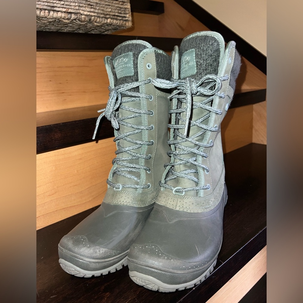 Snow boots